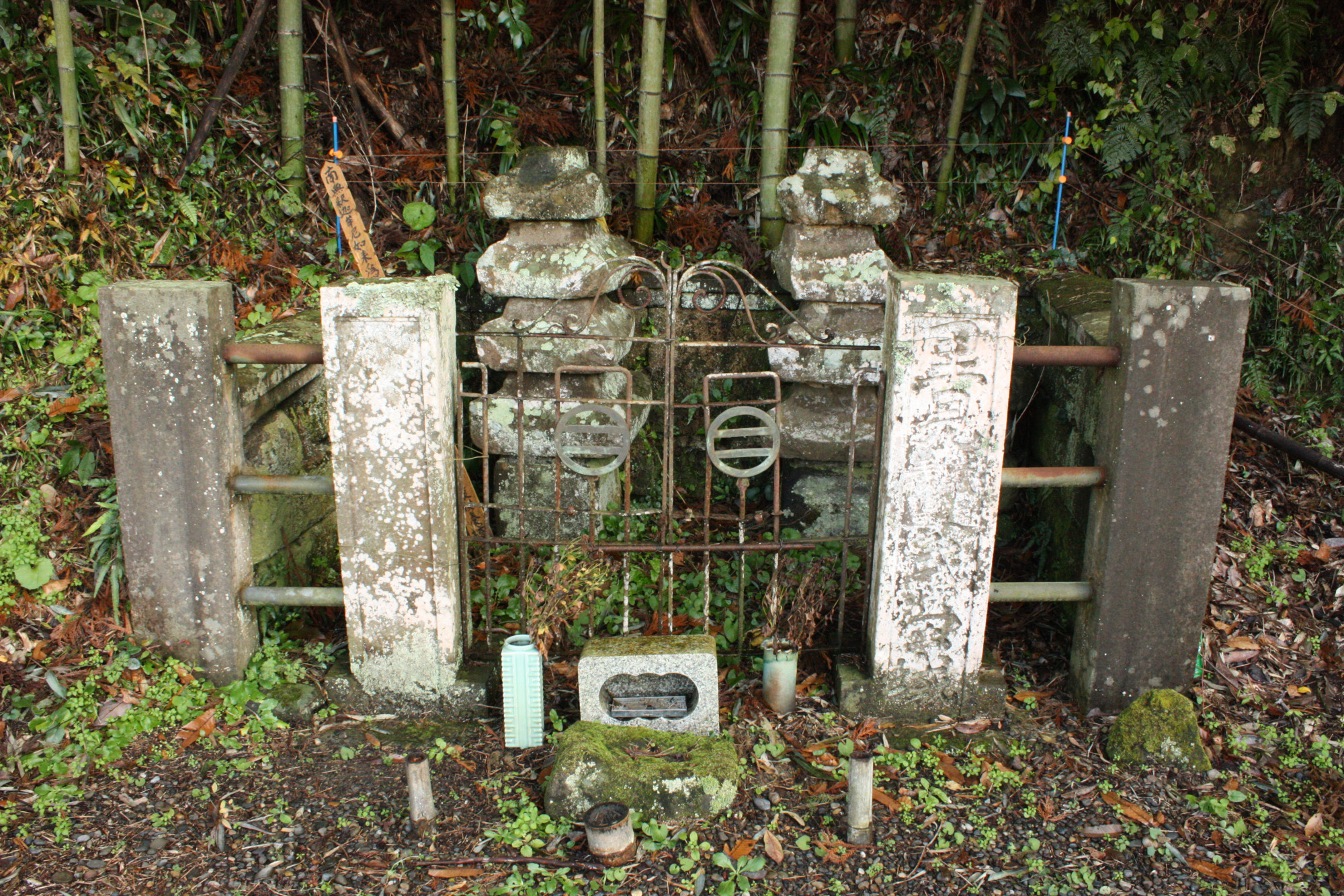 犬掛古戦場跡近くにある里見義通、義豊の墓（南房総市教育委員会提供）