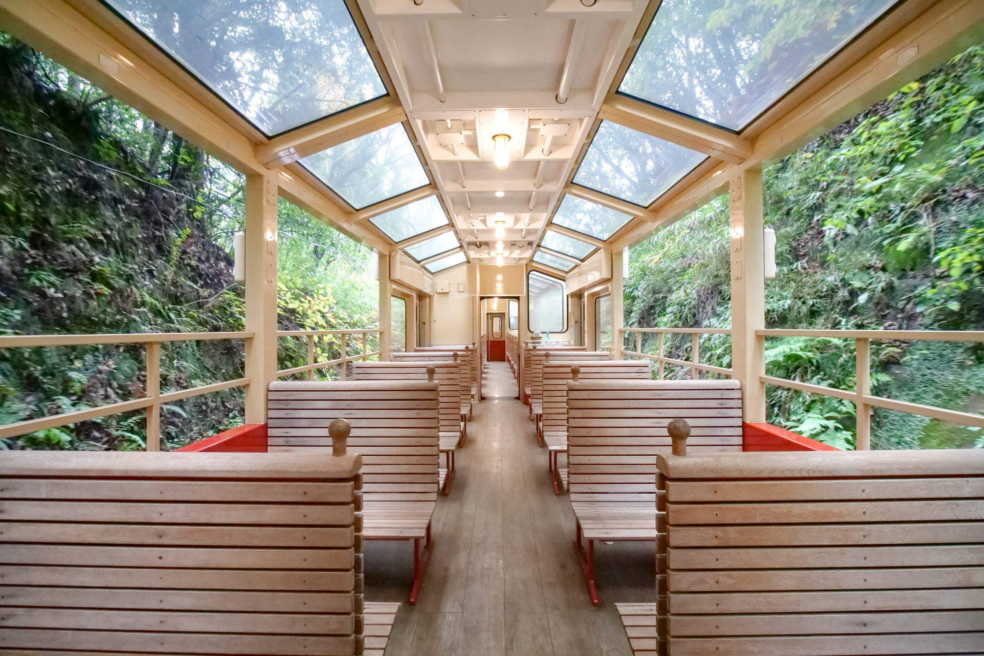 房総里山トロッコ展望車内