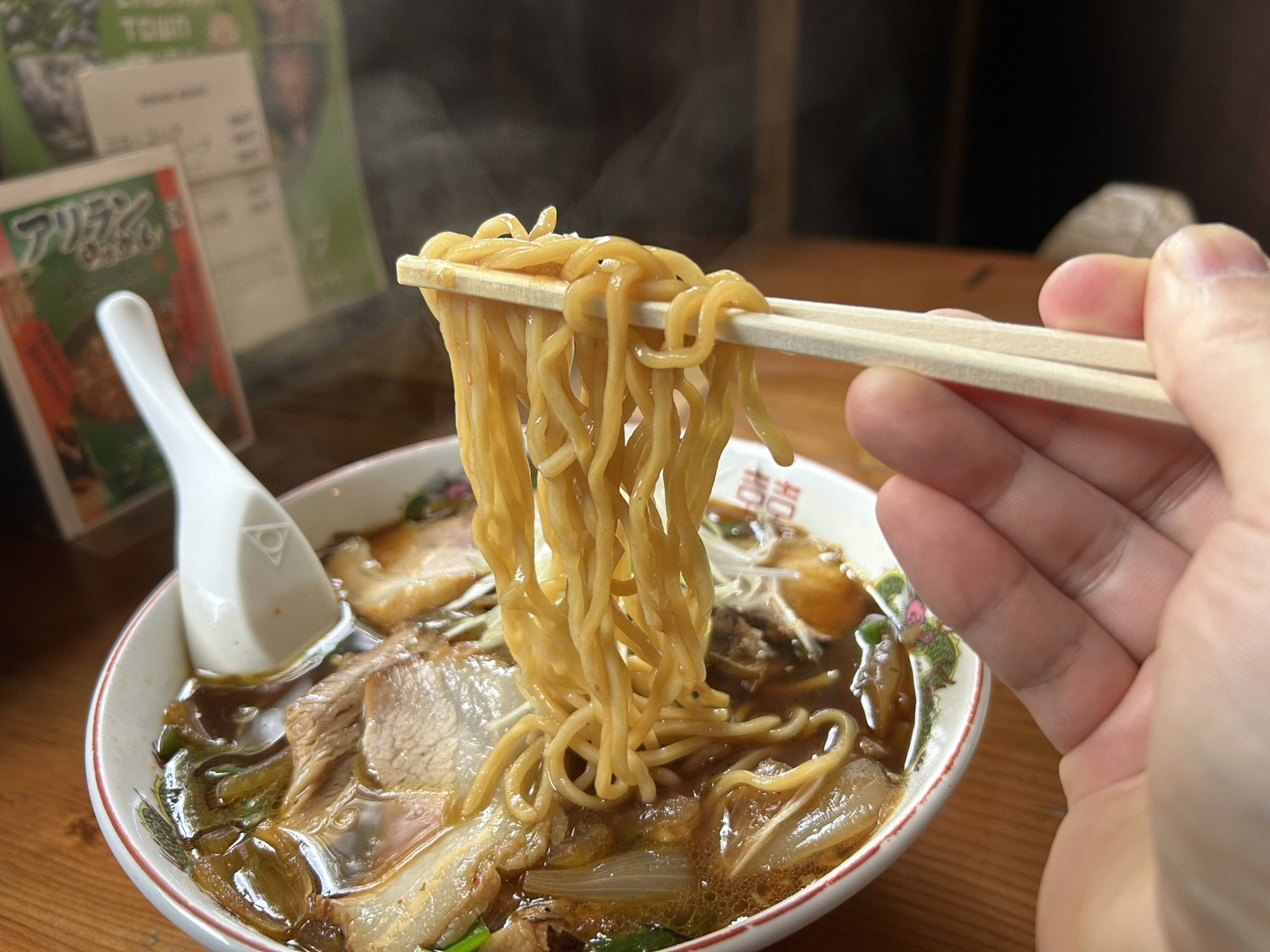 スープにしっかり負けない噛み応えのある麺