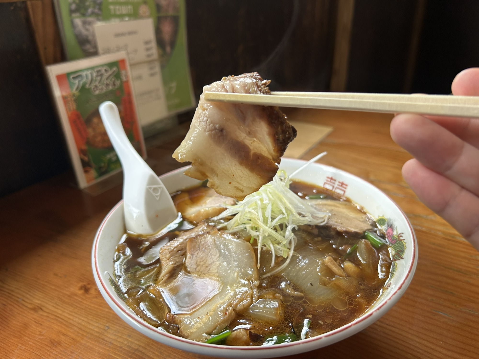 チャーシューは脂がぎっしり乗っていてホロホロの食感！