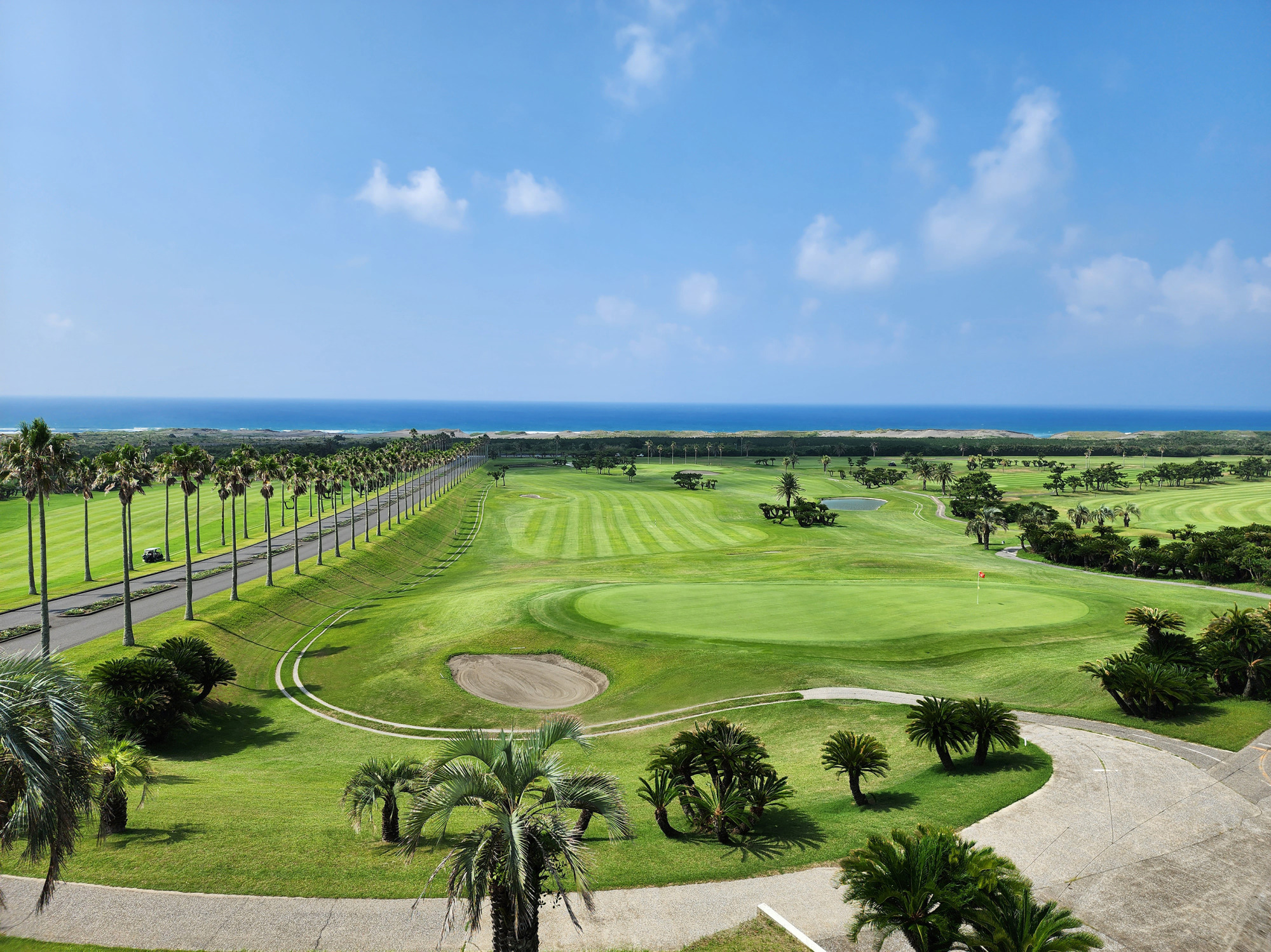 開放感抜群の海沿いコース