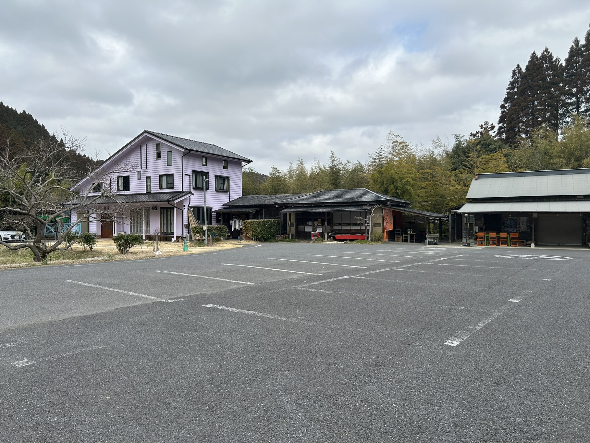 大型車でも安心！広々とした駐車場