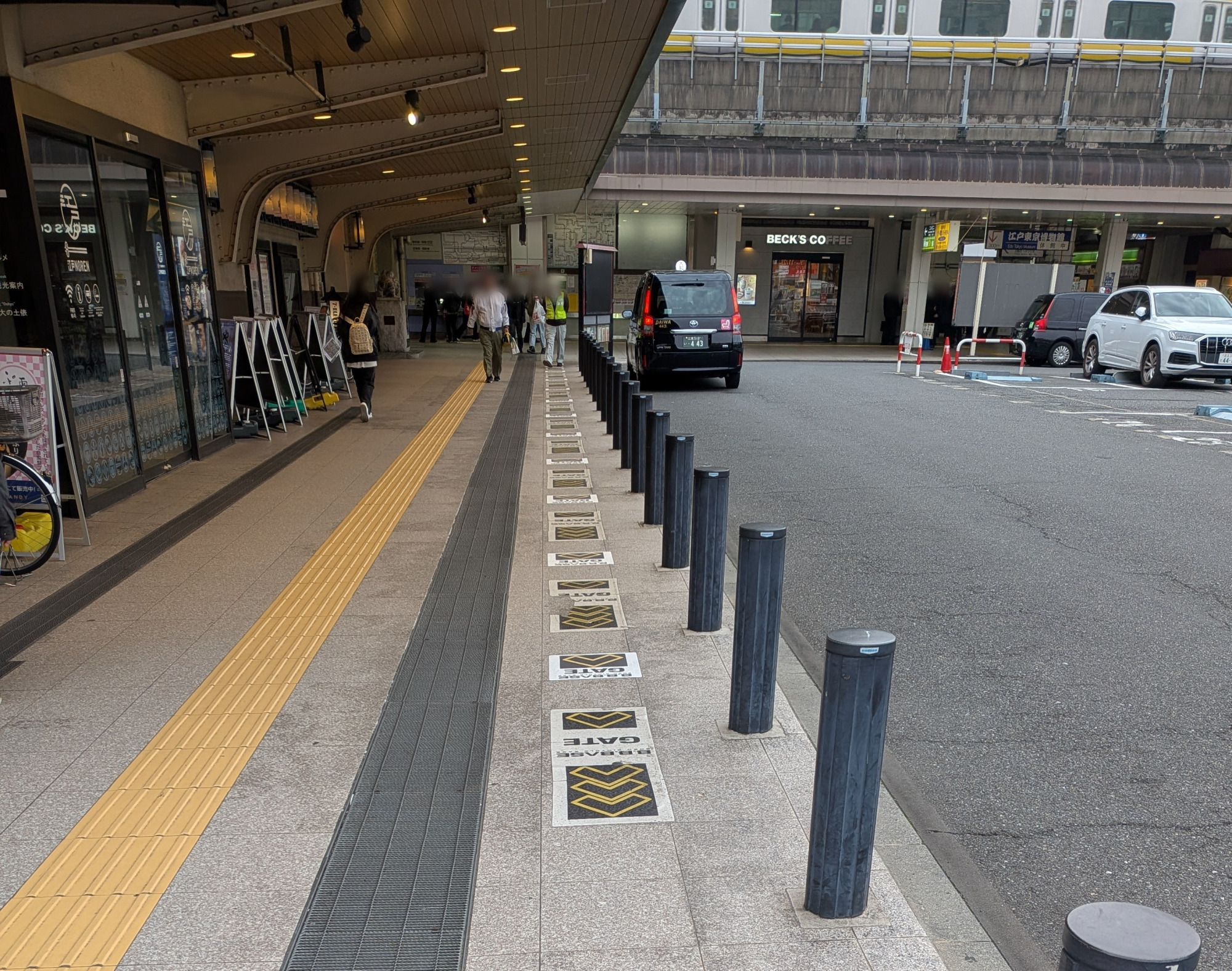 入口を示す方向ガイドも！