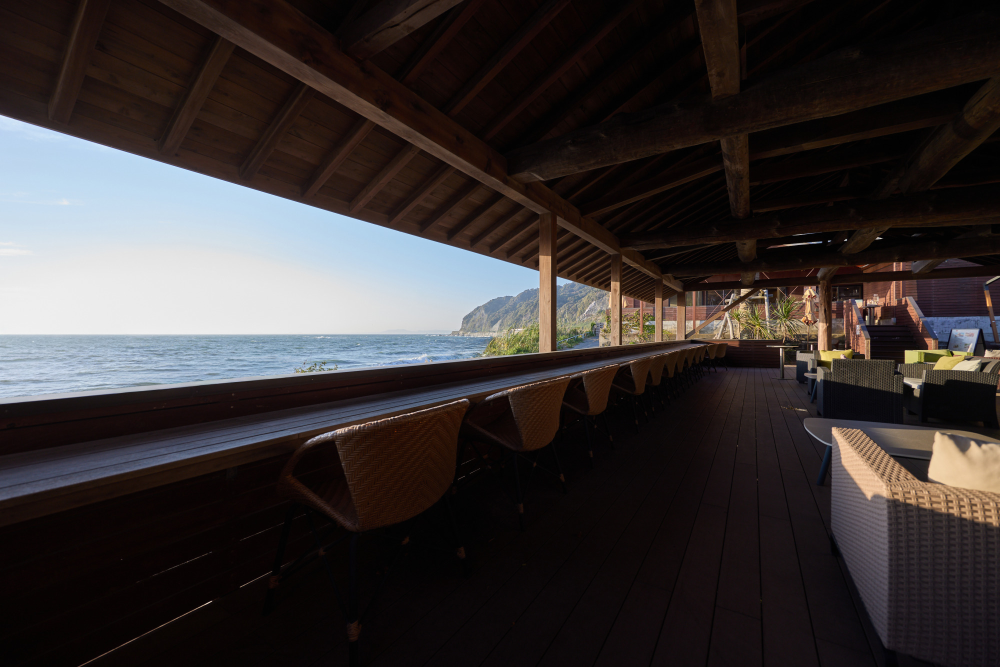 サウナ隣接のシーサイドカフェ