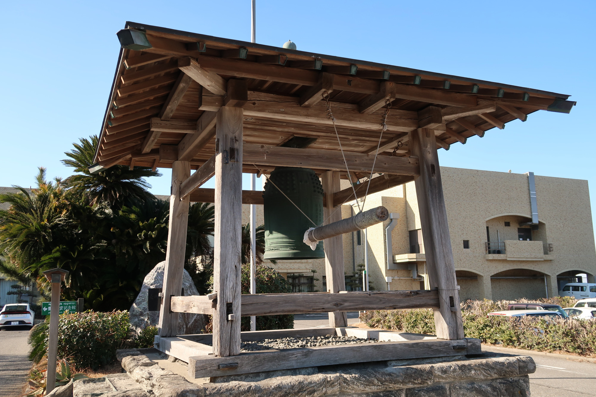 師宣が寄進した梵鐘のレプリカ（現在は菱川師宣記念館前に設置）