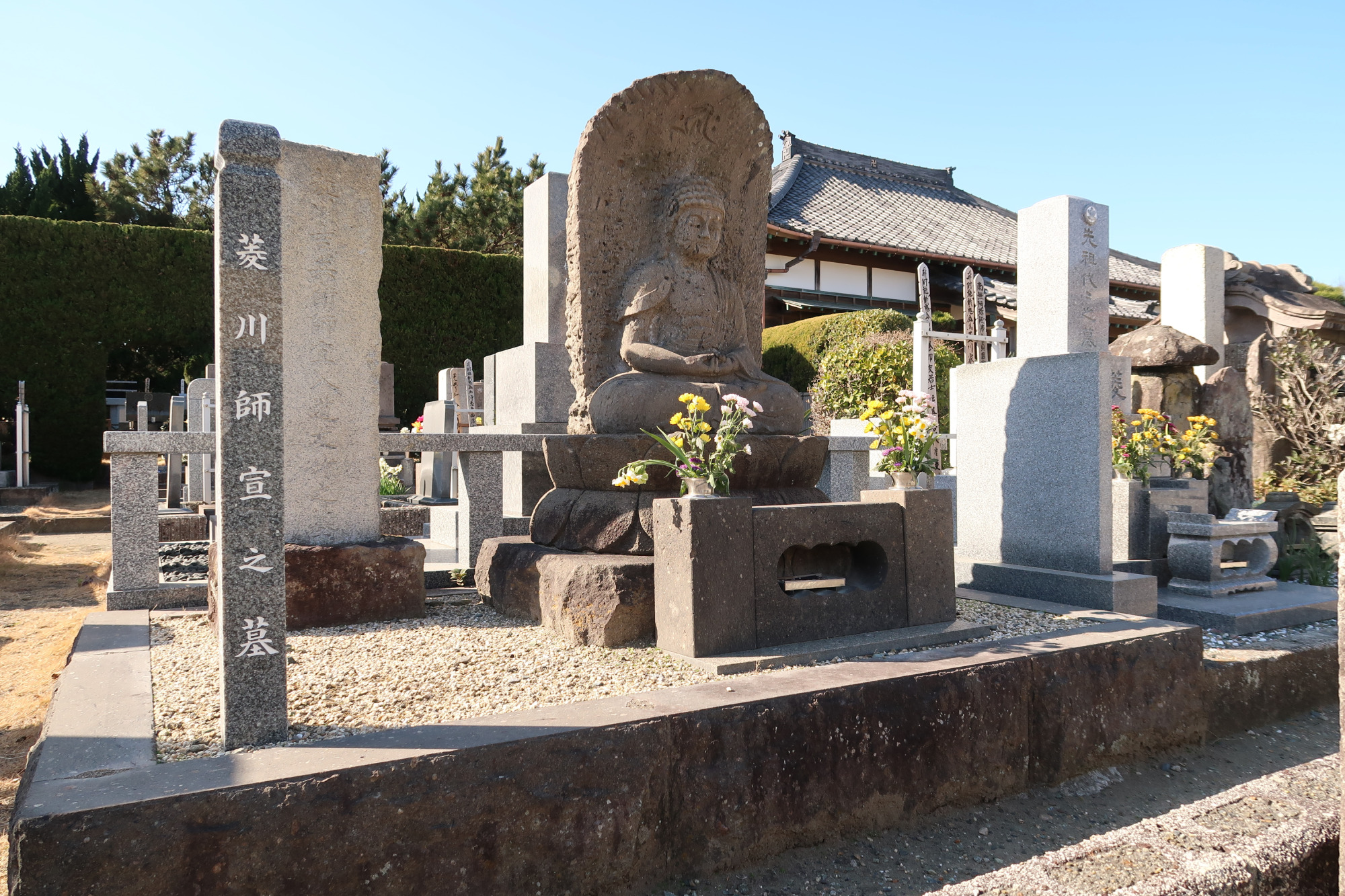 保田の別願院にある菱川師宣の墓