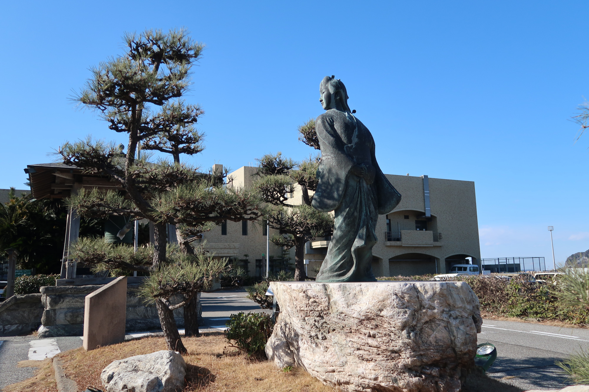 菱川師宣記念館前に佇む見返り美人のブロンズ像