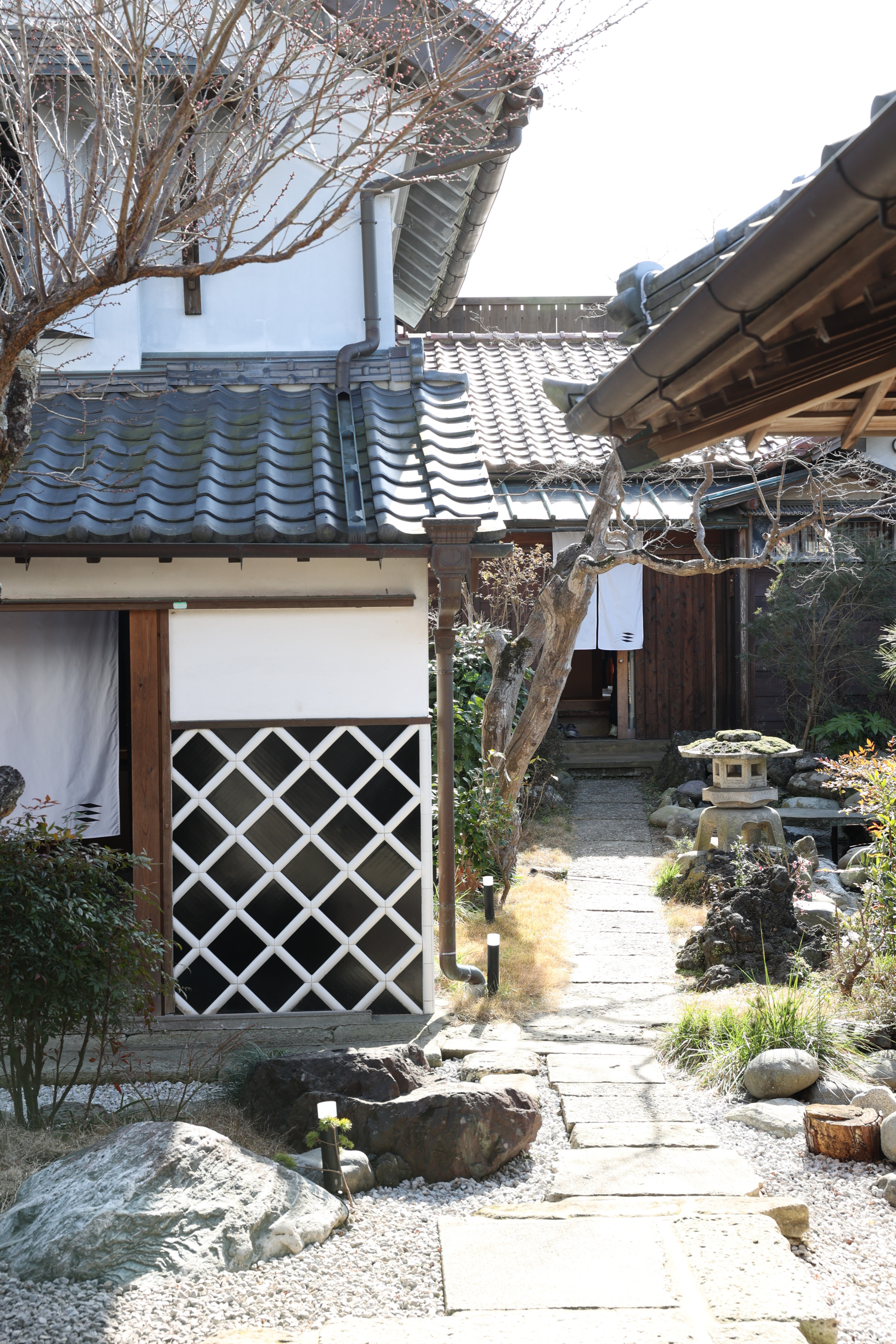 左が｢蔵の間｣、奥が｢田園の間｣