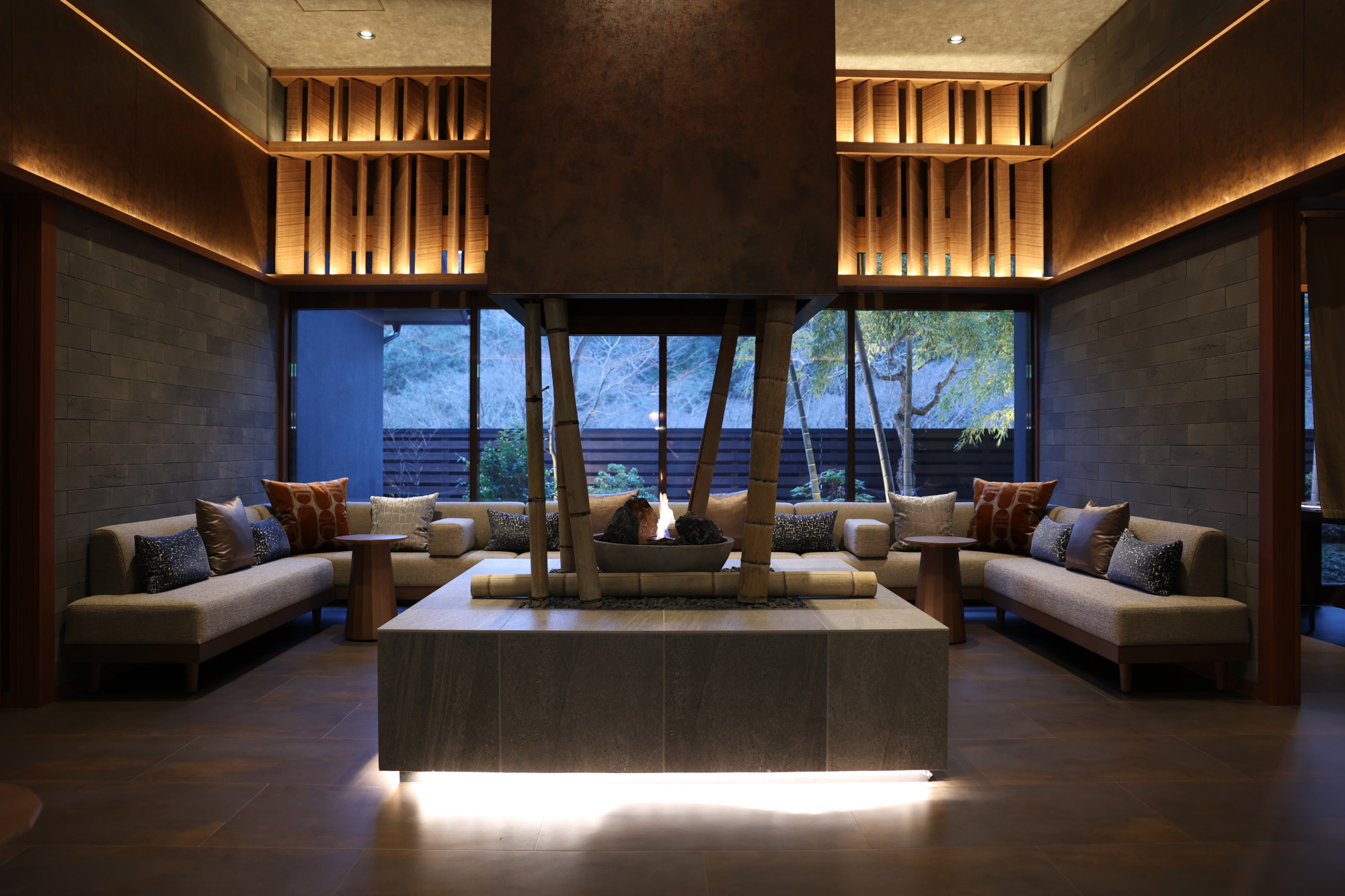 暖炉を設えたエントランスロビー