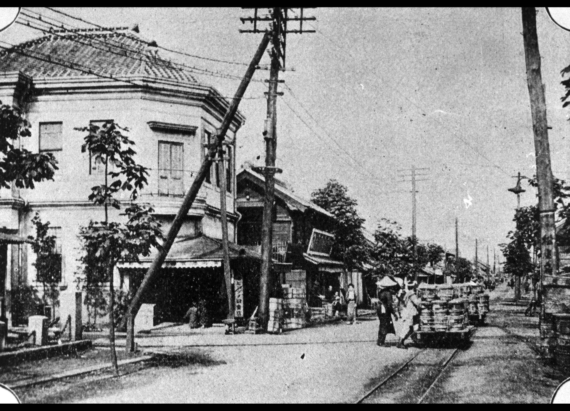 下町を走る人車鉄道（野田市郷土博物館所蔵）