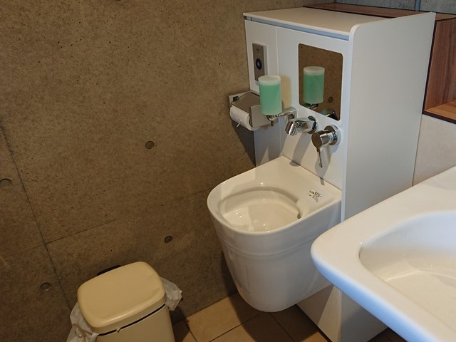 多目的トイレ1：オストメイト対応トイレ