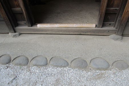 駐車場から入口まで：建物入口