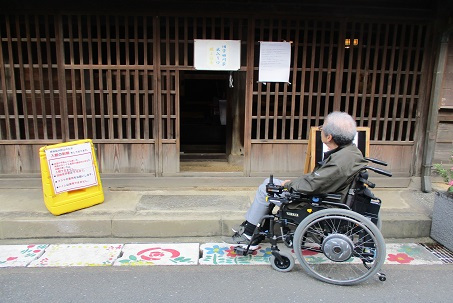 駐車場から入口まで
