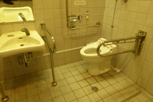 1階のトイレ：手すりの位置
