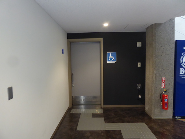 多目的トイレ2：扉の形態