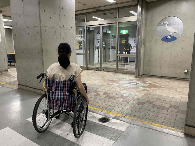 駐車場から入口まで
