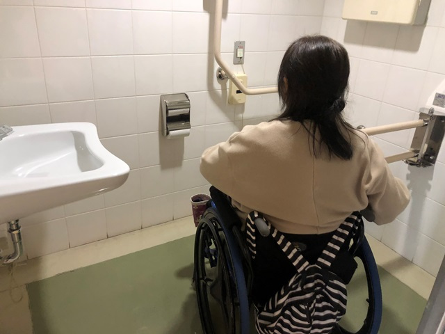 多目的トイレ2：手すりの位置