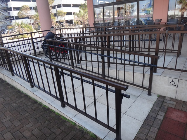 駐車場から入口まで1
