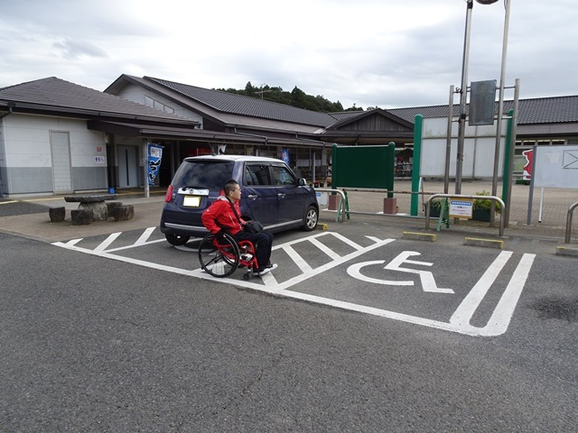 駐車場から入口まで