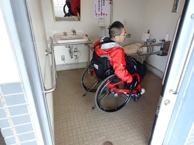 車いすが内部で回転可能