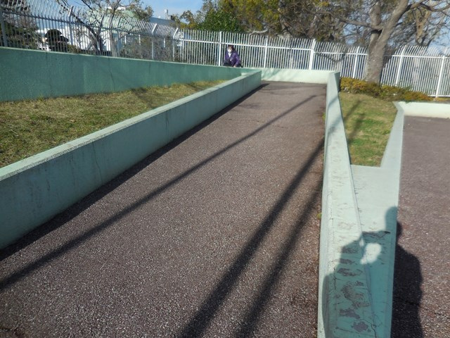 駐車場から入口まで
