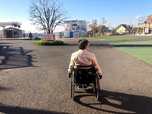 駐車場から入口まで