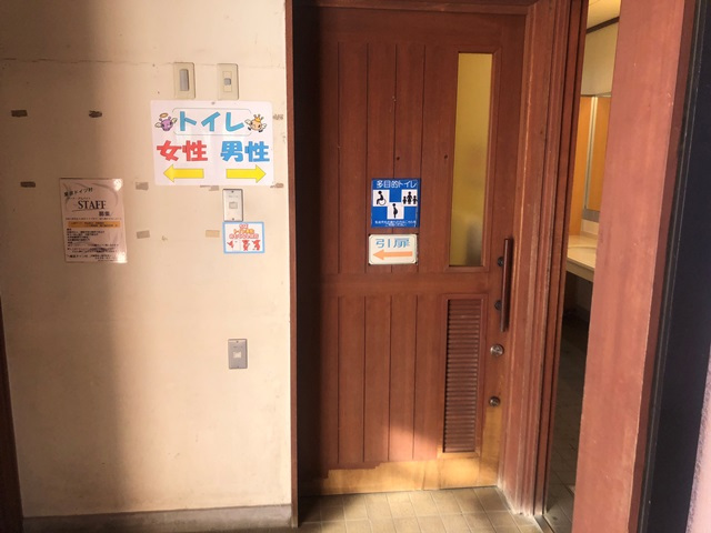 多目的トイレ1：扉の形態