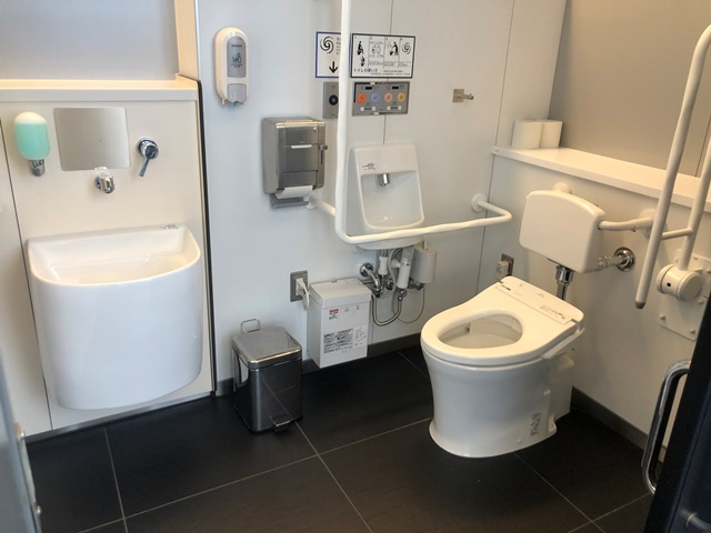 多目的トイレ2：手すりの位置
