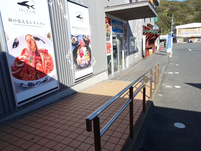 駐車場から入口まで