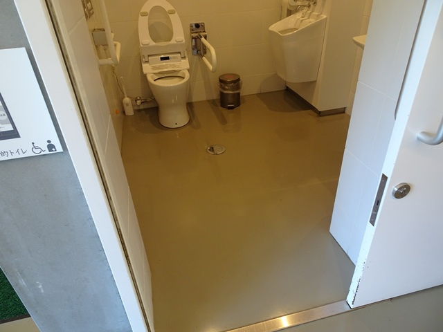 多目的トイレ1：扉の形態