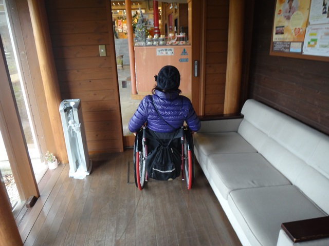 駐車場から入口まで2