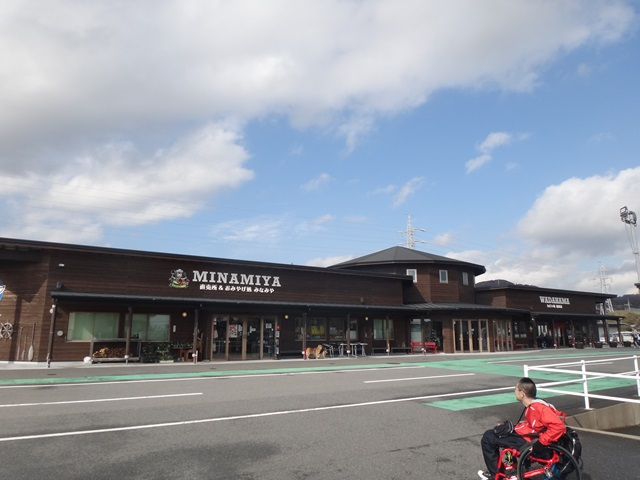 駐車場から入口まで