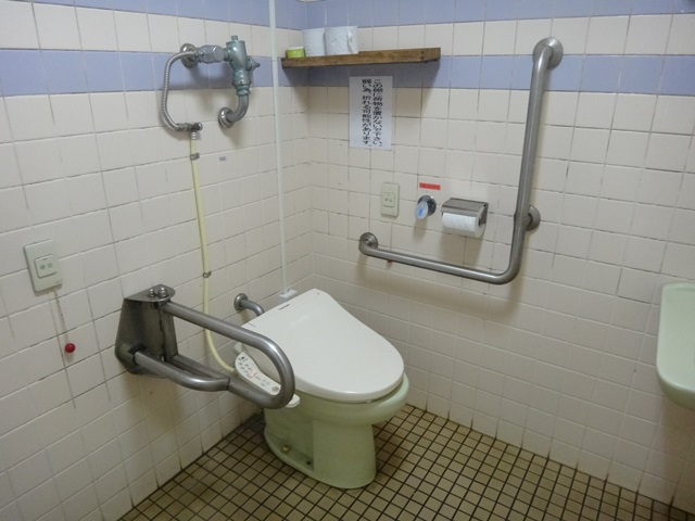 多目的トイレ2：手すりの位置
