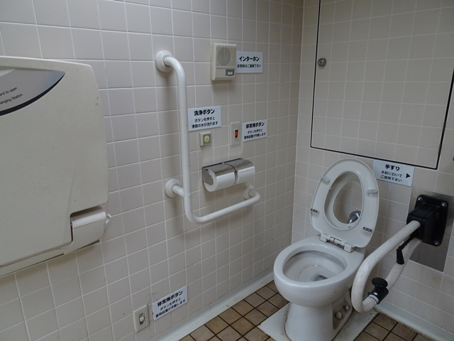 多目的トイレ1：手すりの位置