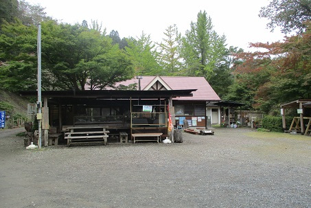 駐車場から入口まで