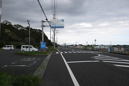 駐車場から入口まで