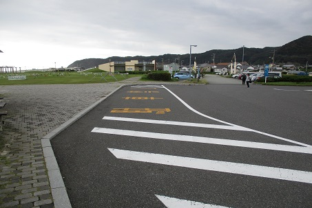 駐車場から入口まで