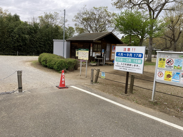 駐車場から入口まで