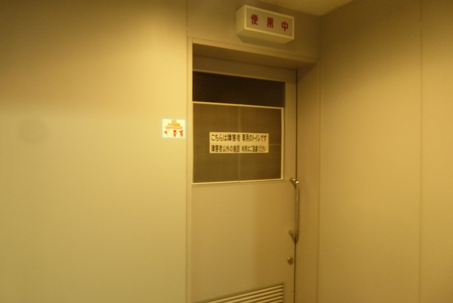 多目的トイレ：扉の形態