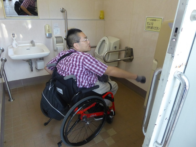 多目的トイレ1：車いすが内部で回転可能