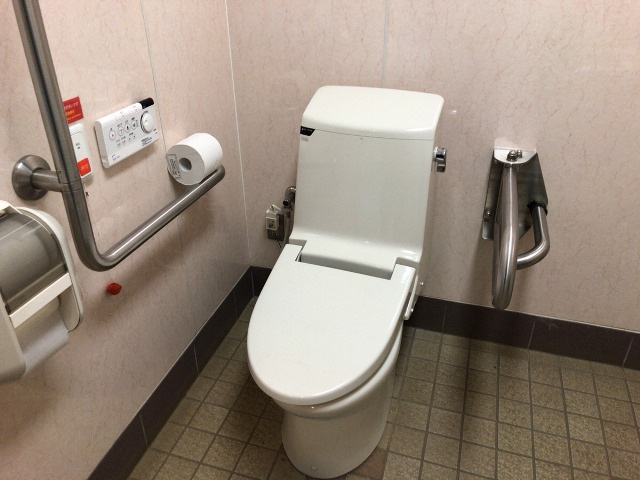 多目的トイレ2：手すりの位置
