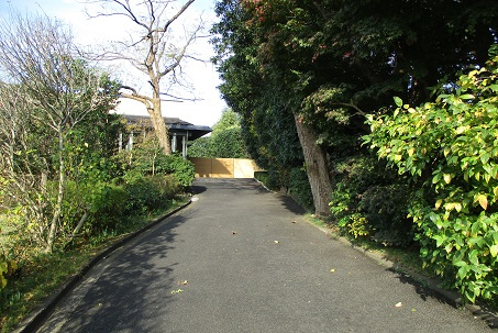 駐車場から入口まで