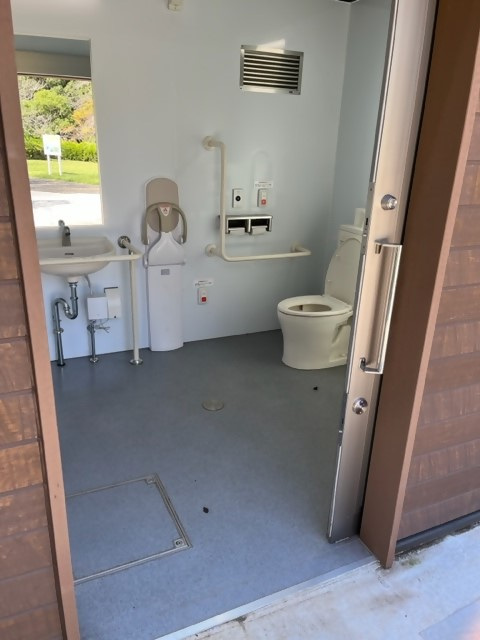 多目的トイレ３：扉の形態