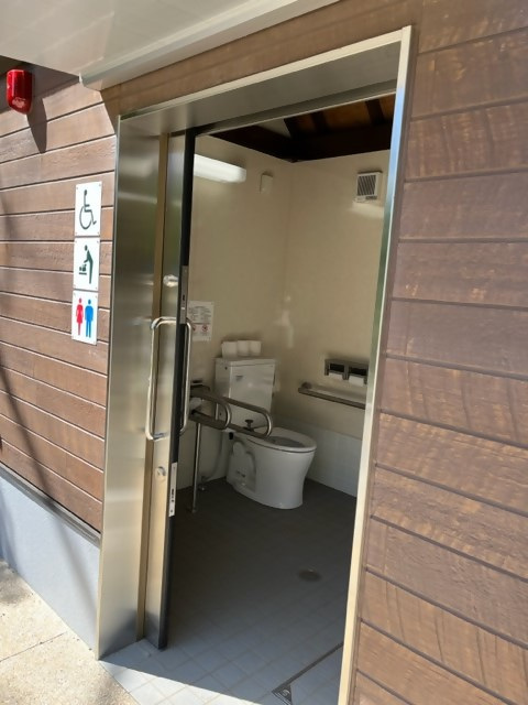 多目的トイレ４：扉の形態