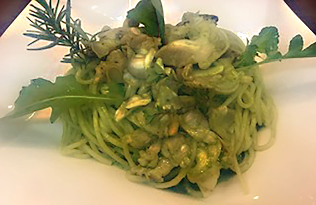 つぶ貝とアサリのバジル風味のジェノバ風スパゲッティ