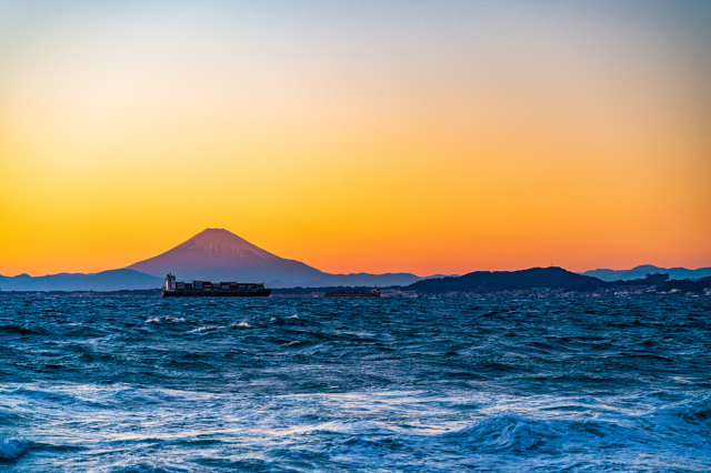 夕方の便限定！美しい夕焼けと富士山のコラボレーション