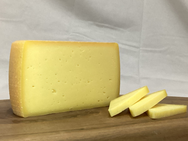 B賞：ジャージーミルク100% 手作りチーズ「ムチュリ」ハーフ （5名様）