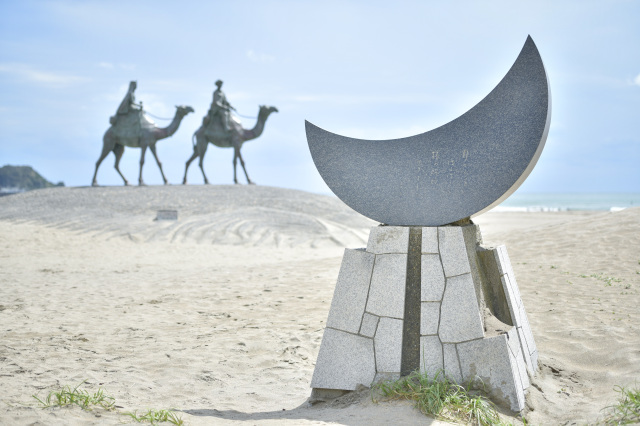 月の沙漠記念像