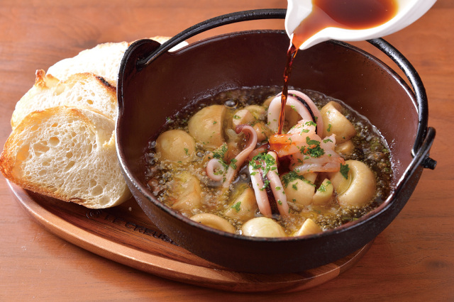 海の幸とマッシュルームの鉄なべ黒アヒージョ