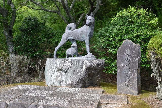 八房公園「八房と狸の像」